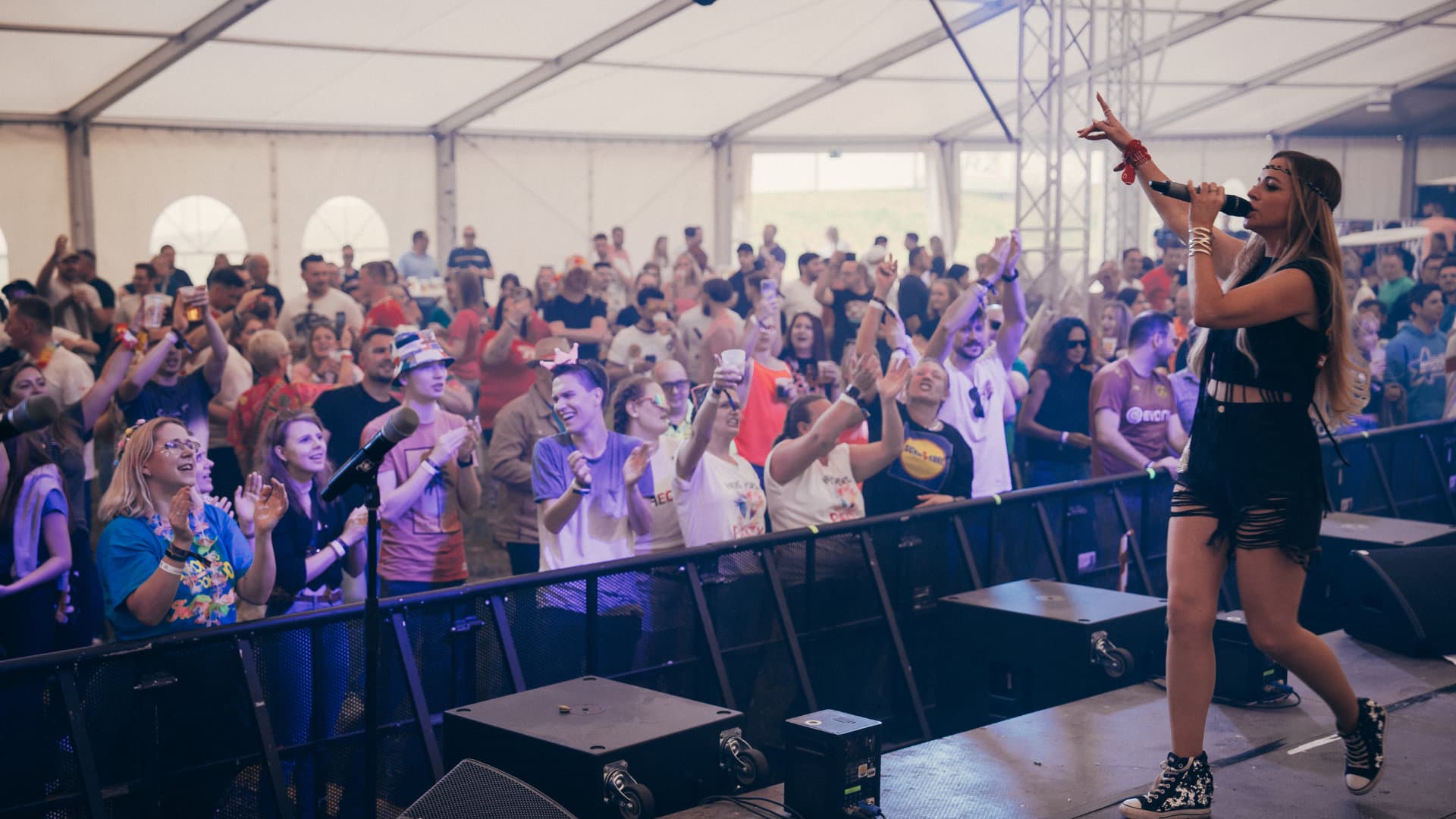 THE FIZ 2024: Publikum im Festzelt vor der Bühne